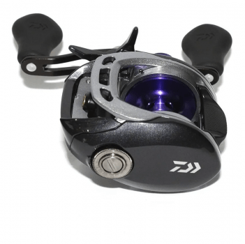 CARRETILHA DAIWA FUEGO 100XS/XSL - 12 ROLAMENTOS - DRAG 6KG - RECOLHIMENTO 8.1:1